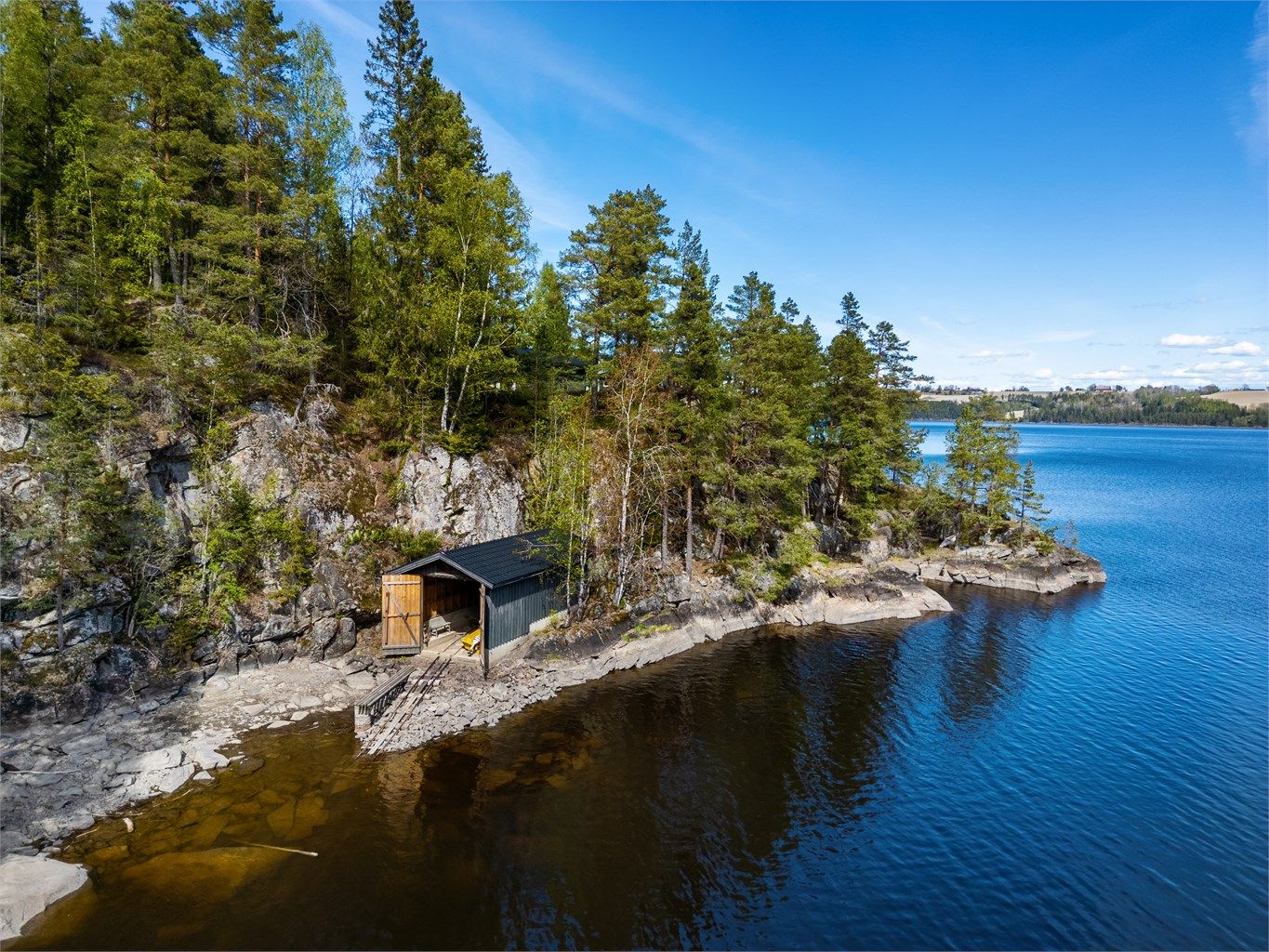 Båtnaustet ligger fint skjermet og glir fint inn i terrenget