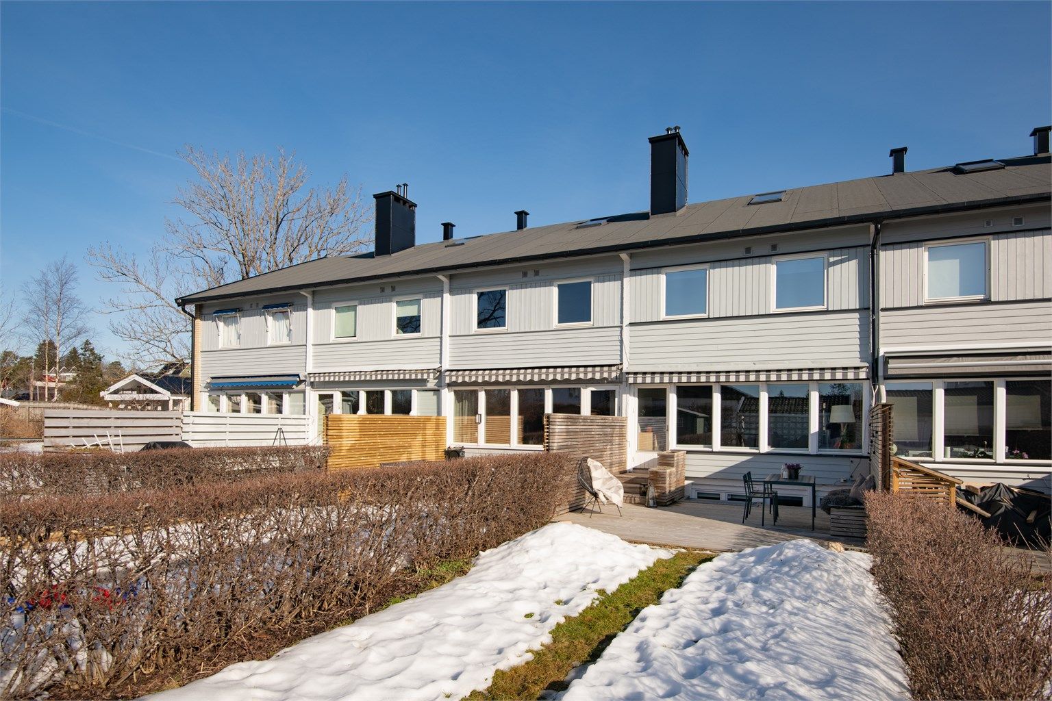 Stor vestvendt hage med fantastiske solforhold!