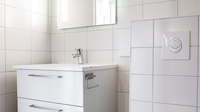 Badet har gulvvarme og balansert ventilasjon.