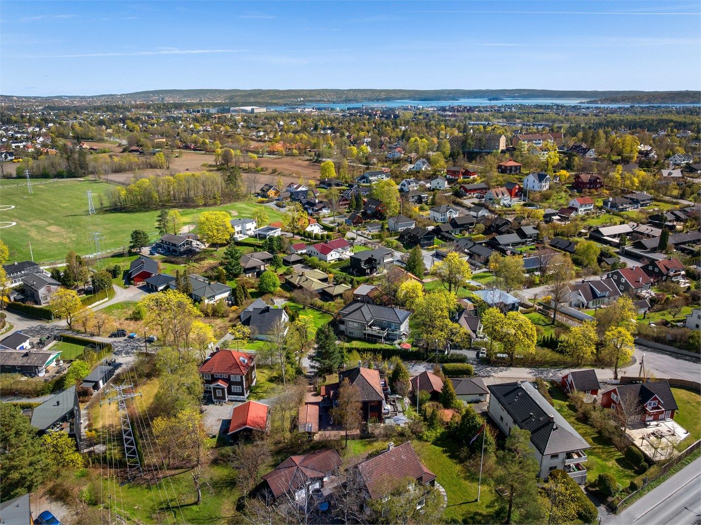 God offentlig kommunikasjon med buss fra Høvikveien og tog fra Høvik stasjon, begge i gangavstand.