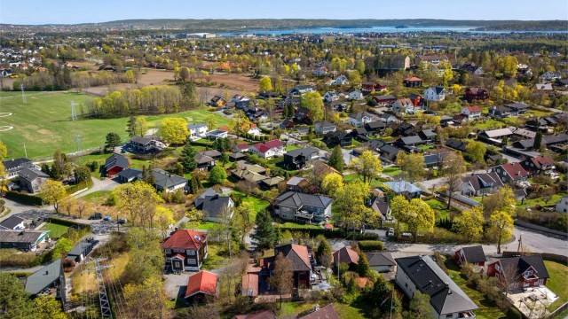 God offentlig kommunikasjon med buss fra Høvikveien og tog fra Høvik stasjon, begge i gangavstand.