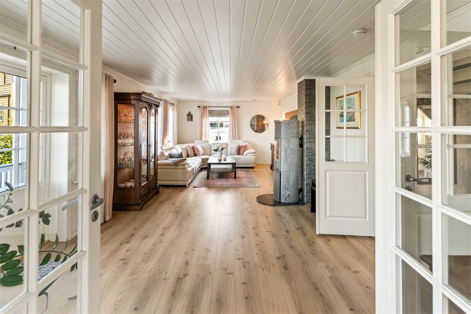 Boligen ble oppført i 2012 og kombinerer moderne komfort med klassisk villapreg og en gjennomgående god standard.