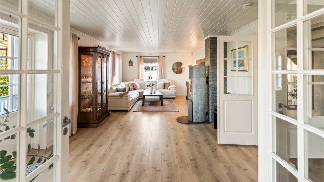 Boligen ble oppført i 2012 og kombinerer moderne komfort med klassisk villapreg og en gjennomgående god standard.