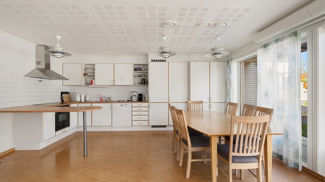 Tilknyttet fellesrommet er det et felleskjøkken med spiseplass.