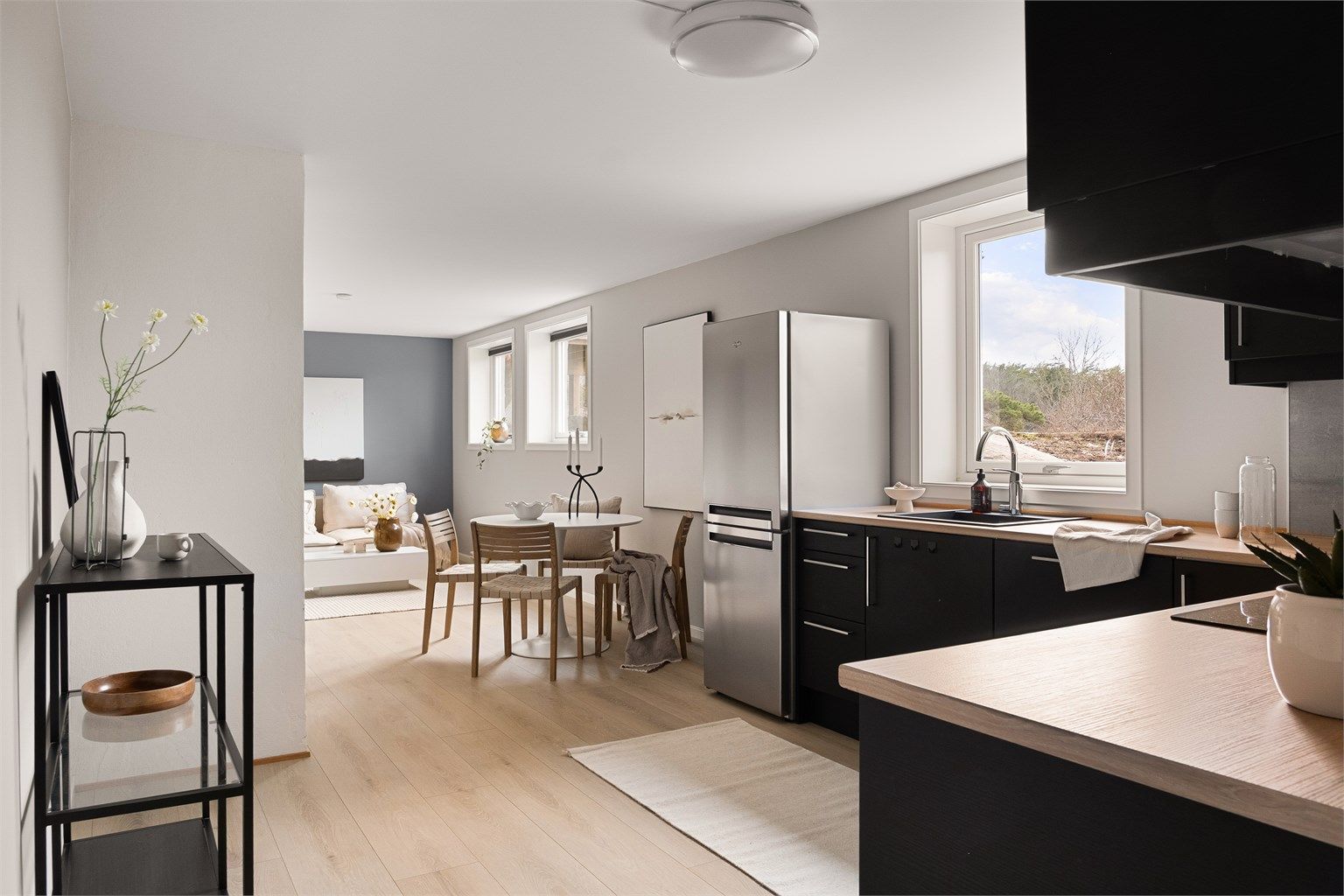 I underetasjen ble en stor hybel med blant annet tre soverom etablert i 2019. Ferdigattest for bruksendring er utstedt i 2026.