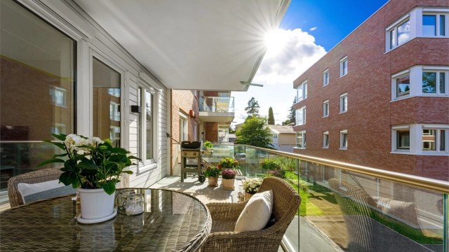 Det er god plass til utemøbler og grill på balkongen