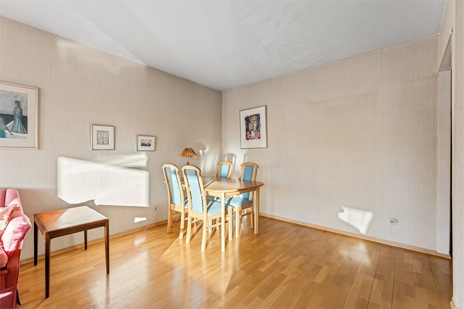 Det medfølger 2 boder på 4 kvm og 5 kvm med gode lagringsmuligheter. I tillegg til parkeringsplass med el-bil lader