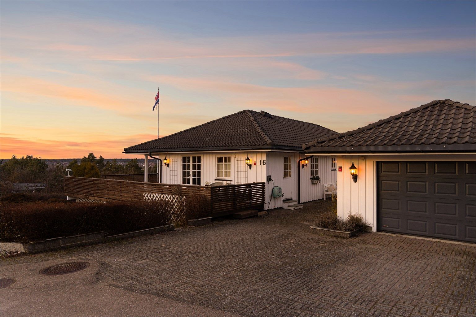 Eiendommens beliggenhet vil av mange betraktes som en av de beste på hele Moenfeltet; tilbaketrukket og usjenert i høyden, med flott utsikt mot vest. 
Fotograf; Kristoffer Kristiansen.