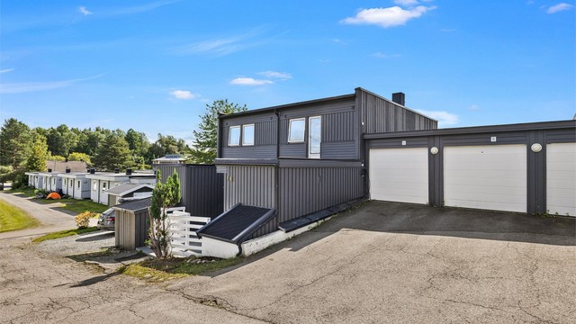 Boligen disponerer egen garasjeplass i rekke. Lader for elbil er installert.
