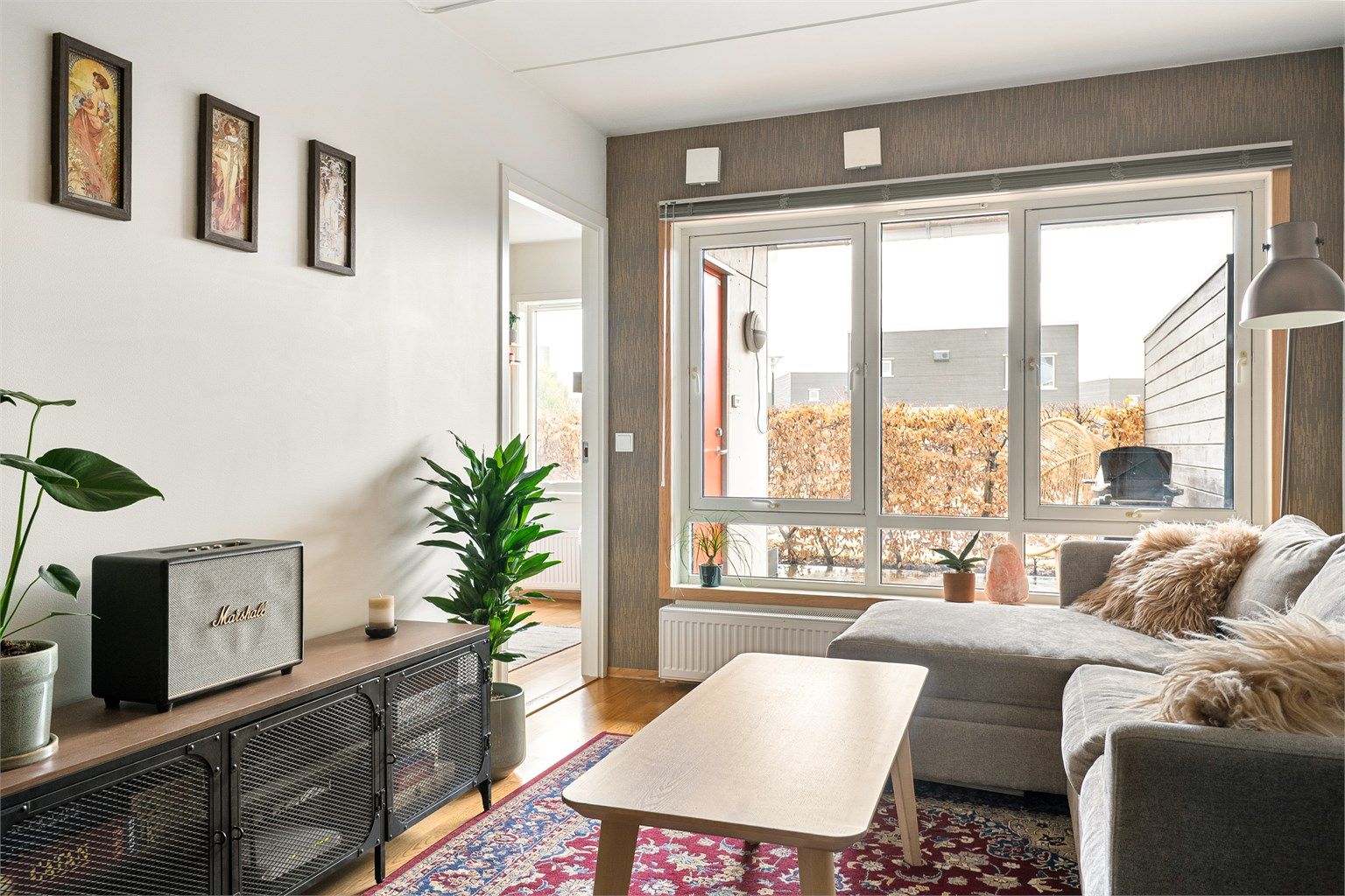 Store vindusflater gir godt med dagslys inn i stuen.