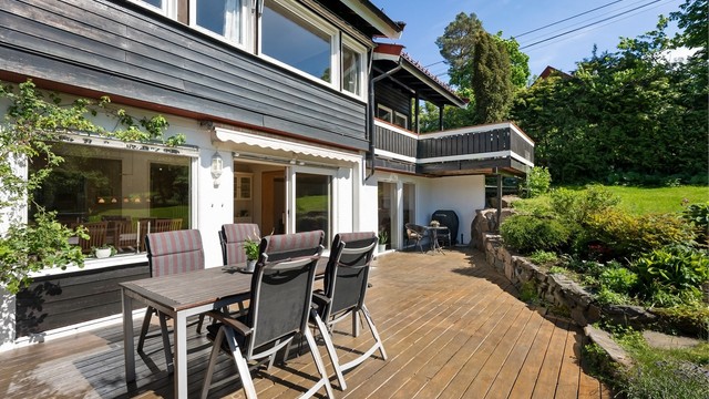Terrassen på 36 m² har direkte tilgang fra stuen og trapp ned til hagen.