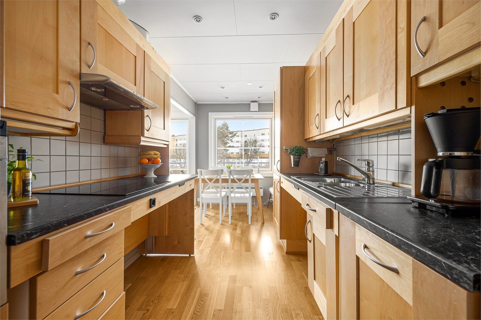 Et praktisk kjøkken med god benke- og skapplass, samt integrerte hvitevarer.