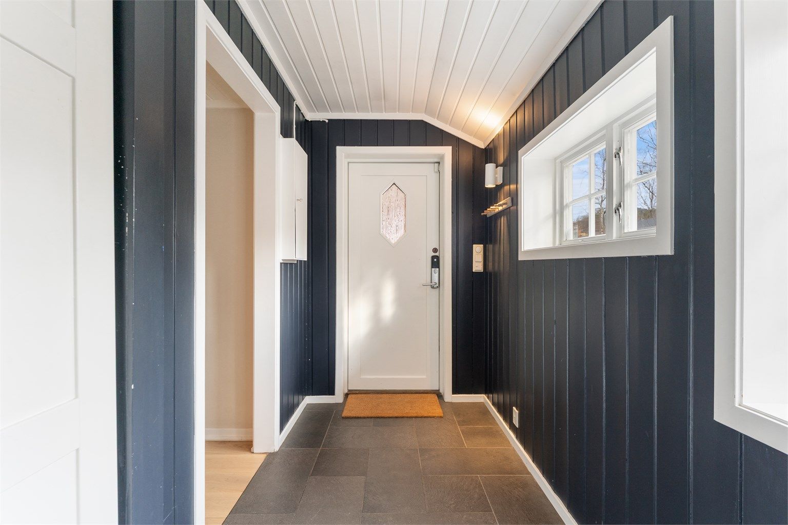 Inngangspartiet har en solid B30/DB35-klassifisert dør med Yale-låssystem for ekstra sikkerhet.