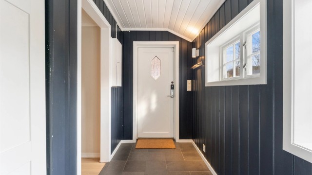 Inngangspartiet har en solid B30/DB35-klassifisert dør med Yale-låssystem for ekstra sikkerhet.