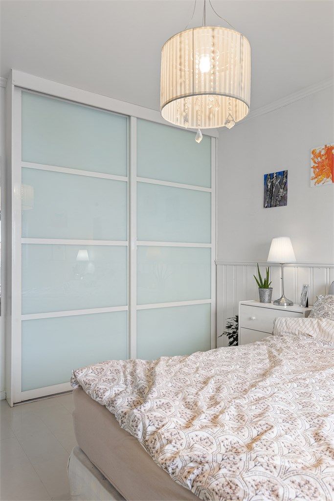 Soverommet har en stor skyvedørsgarderobe som gir rikelig med oppbevaringsplass.