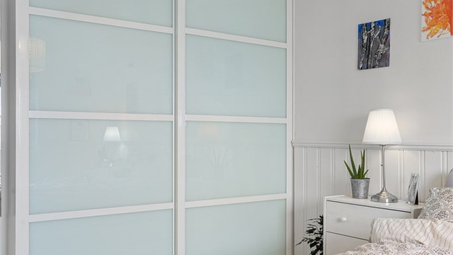 Soverommet har en stor skyvedørsgarderobe som gir rikelig med oppbevaringsplass.