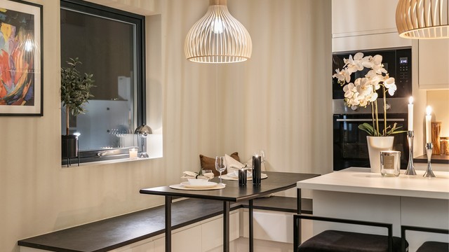 Kjøkkenøy med barløsning og benk med flere sitteplasser eliminerer behovet for et spisebord.