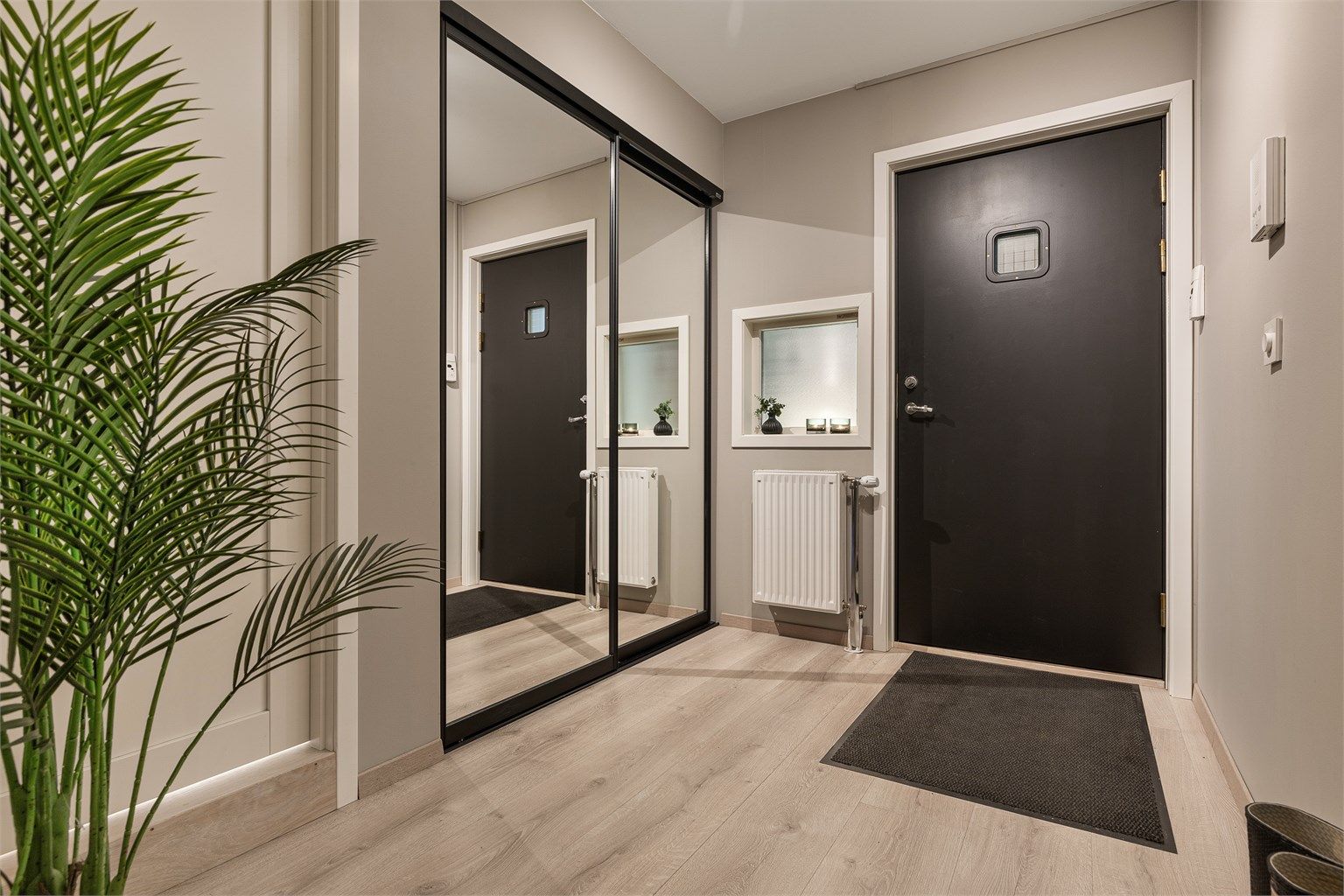Velkommen inn! - bak denne skyvedøren er det ett romslig walkin.
