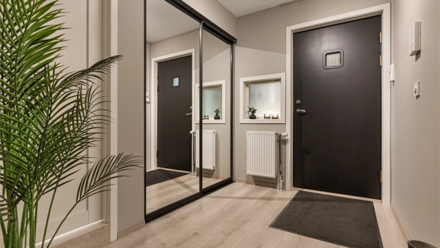 Velkommen inn! - bak denne skyvedøren er det ett romslig walkin.