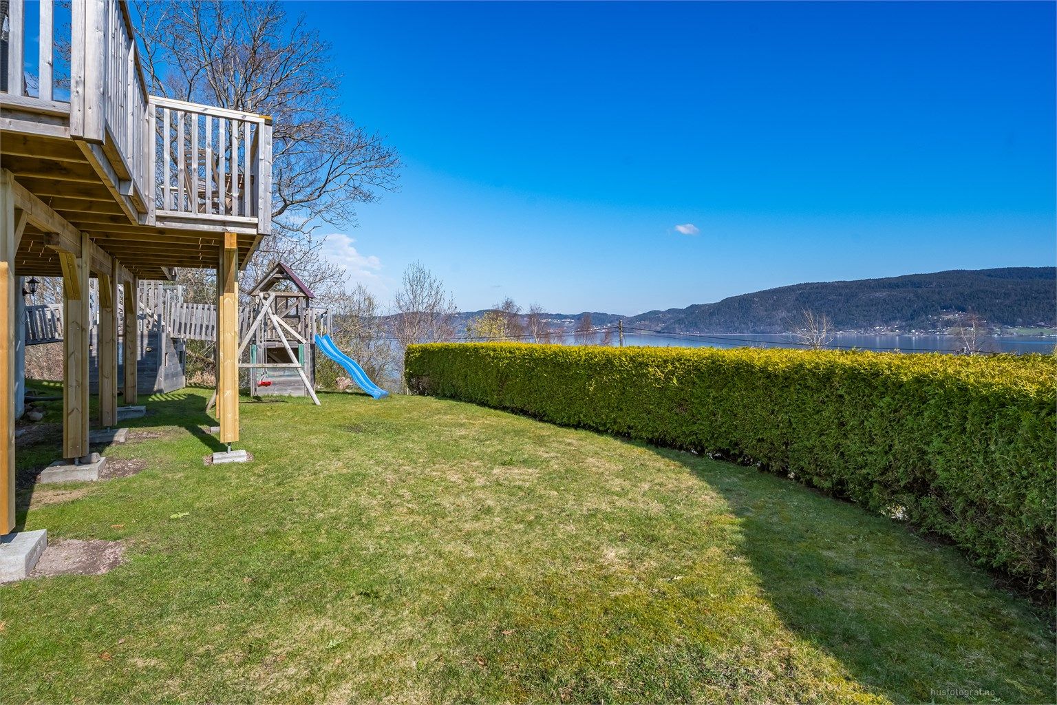 Hagen er skjermet av hekk og har god plass for lek og utendørsaktiviteter.