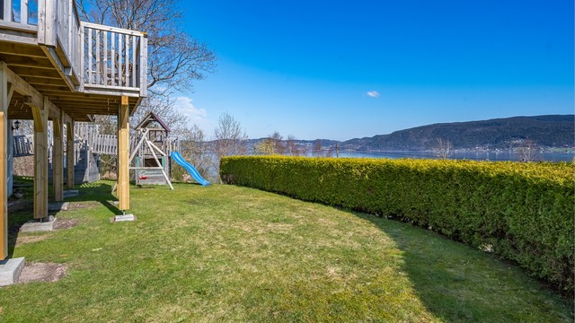 Hagen er skjermet av hekk og har god plass for lek og utendørsaktiviteter.