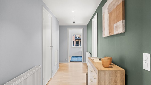 Leiligheten har balansert ventilasjon som sikrer et godt inneklima.