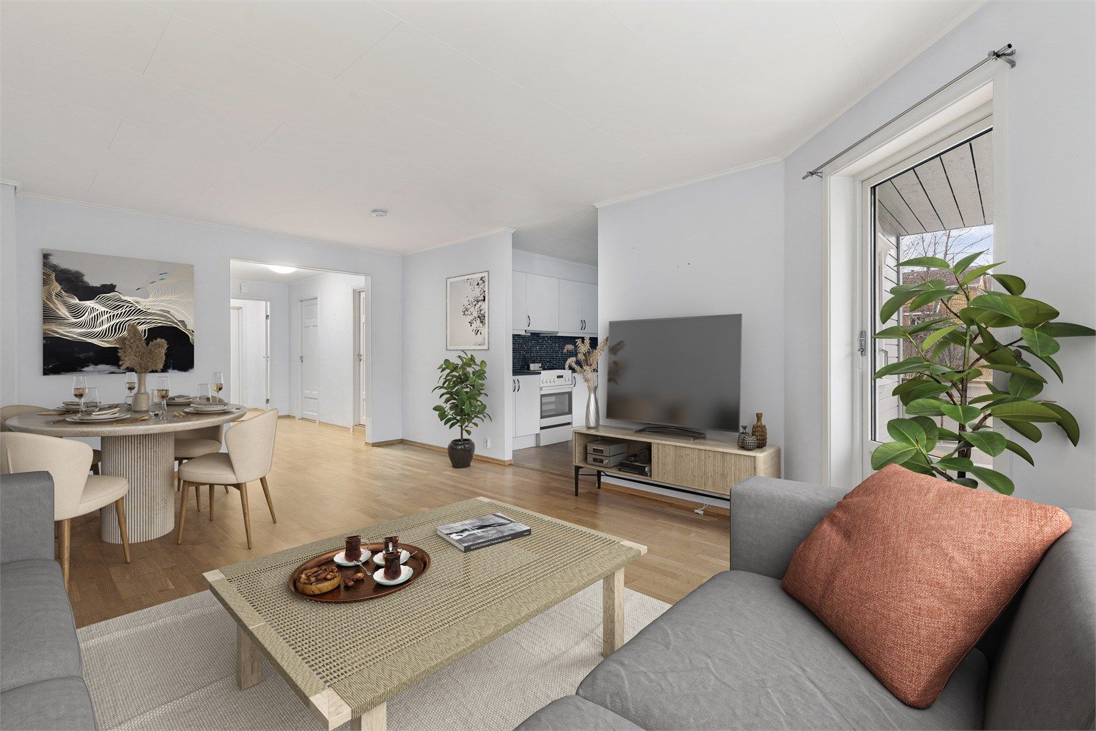 Store vindusflater sørger for naturlig belysning i stuen.