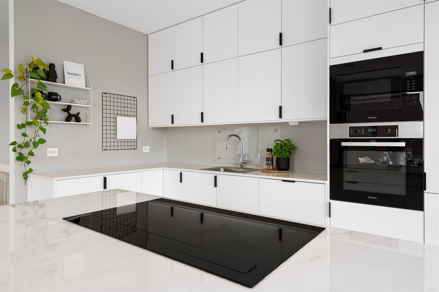 Detalj av platetoppen med den integrerte ventilatoren nedfelt.