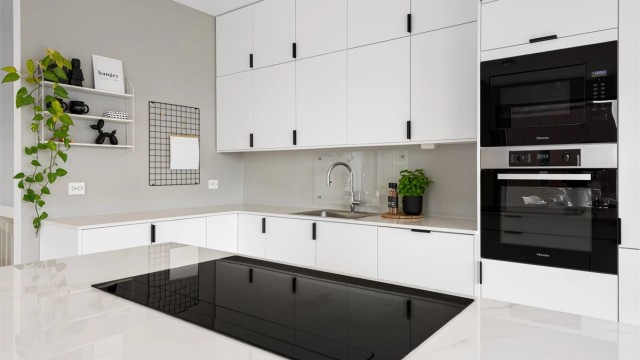 Detalj av platetoppen med den integrerte ventilatoren nedfelt.