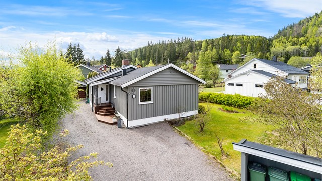 Singlet adkomst til eiendommen med romslig gårdsplass med parkering til flere biler