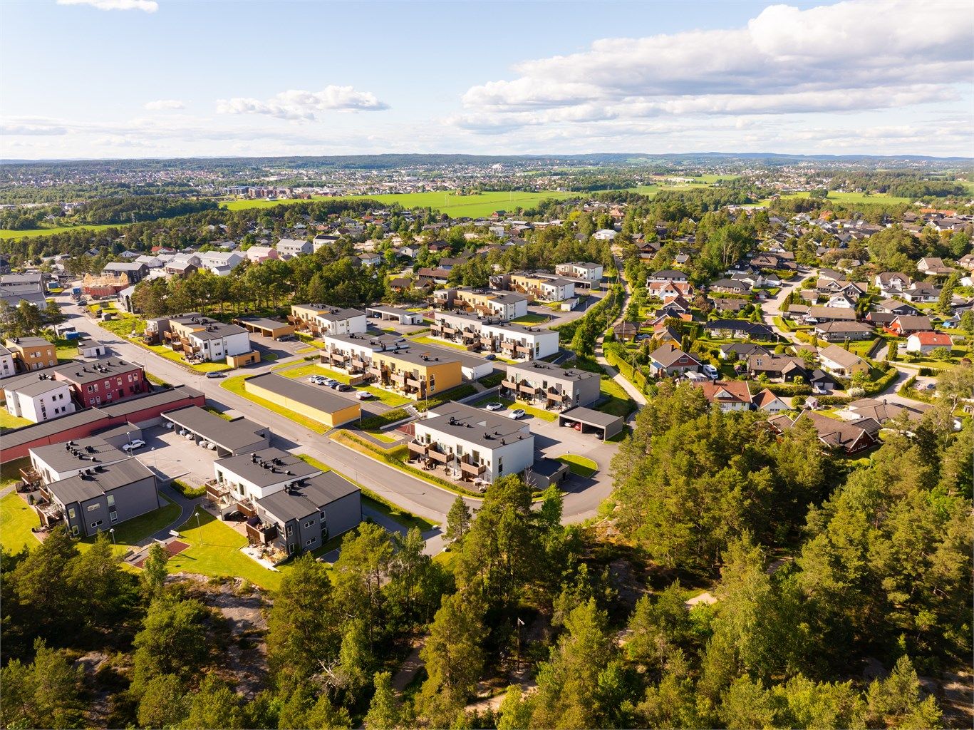Bebyggelsen på det nye boligområdet Begbyåsen er oppført med god avstand og omgitt av fine, solfylte fellesarealer som hensyntar nærheten til marka.