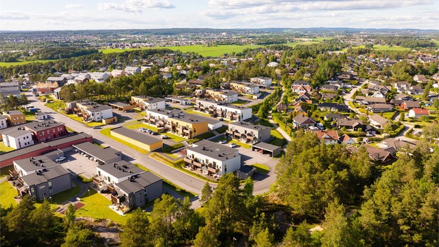 Bebyggelsen på det nye boligområdet Begbyåsen er oppført med god avstand og omgitt av fine, solfylte fellesarealer som hensyntar nærheten til marka.