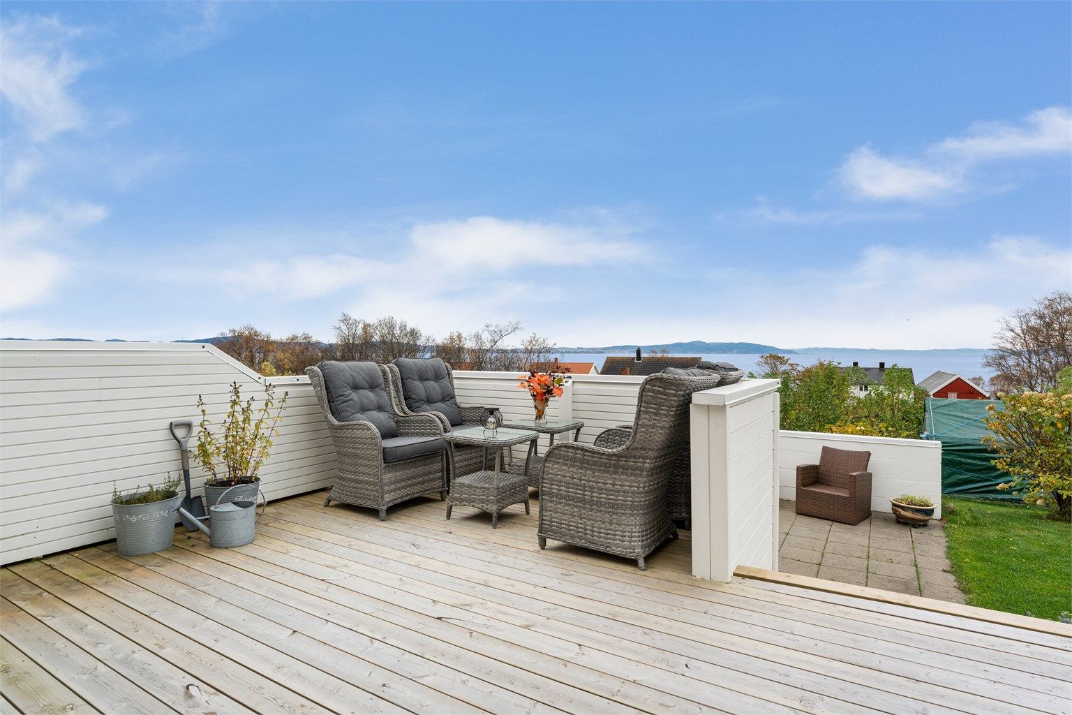 Romslig terrasse med meget gode solforhold – på framsiden er det sol fra tidlig formiddag og helt frem til ca. kl. 22.30 midtsommer i følge selger. 