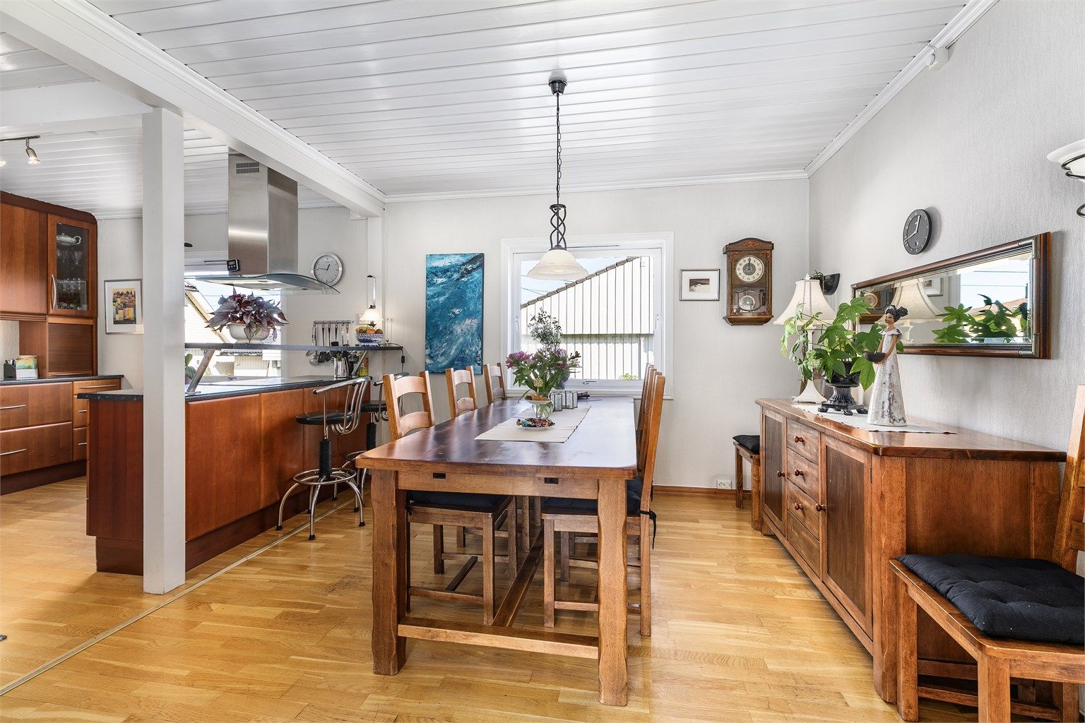 Med barløsning og plass til et langstrakt spisebord er kjøkkenet et velfungerende samlingsrom både i hverdagen og ved større anledninger.