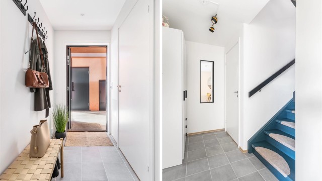 Entreen kan lukkes av med skyvedør. Fliser er lagt gjennomgående til gangen. Under trappen finnes bod med tekniske installasjoner.