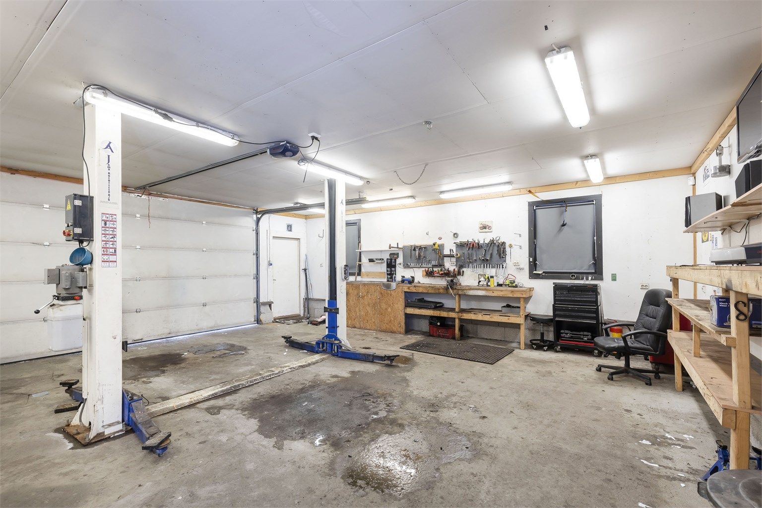 Denne store garasjen er innredet med løftebukk, bod og kontor