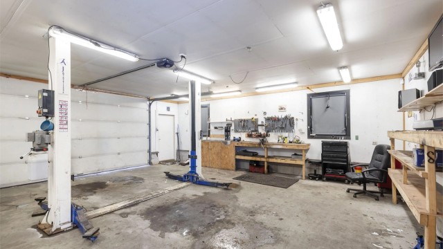 Denne store garasjen er innredet med løftebukk, bod og kontor