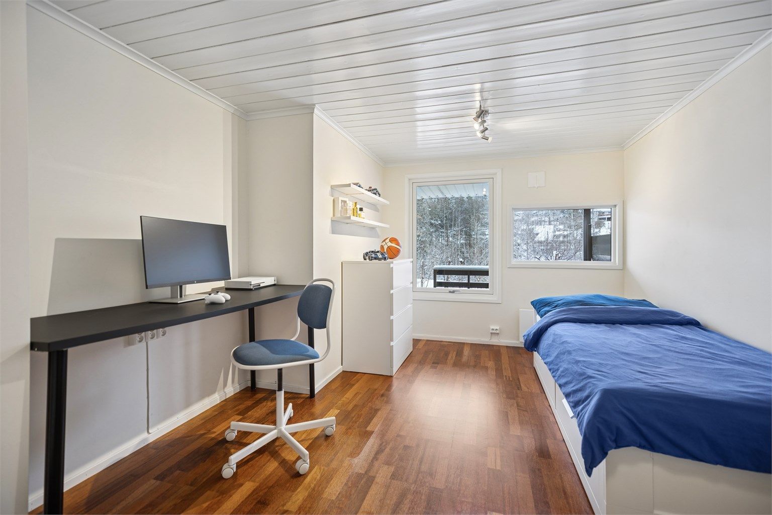 Soverom nr. 3 ligger i u. etasjen og har god plass til seng, pult og oppbevaring.