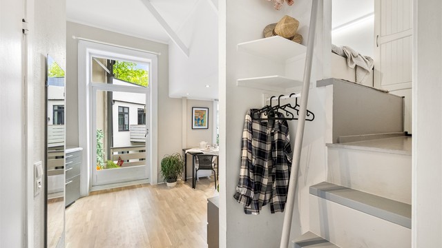 Innbydende entré med plass til å henge fra og sette fra seg sko.