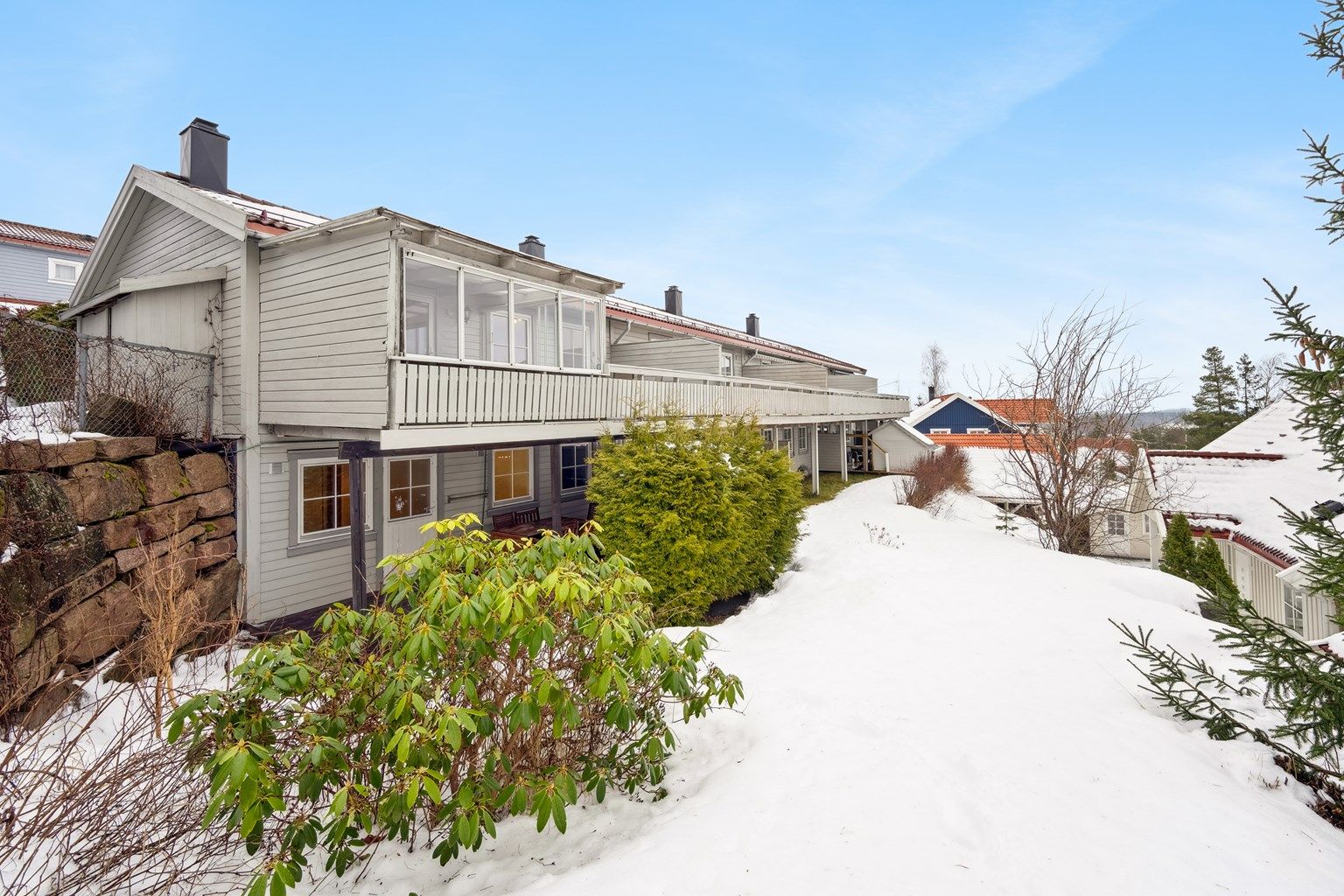 Krogsveen v/ André Ellefsen presenterer Geminivegen 30 D - et familievennlig rekkehus beliggende i et meget barnevennlig og rolig boområde på Neskollen