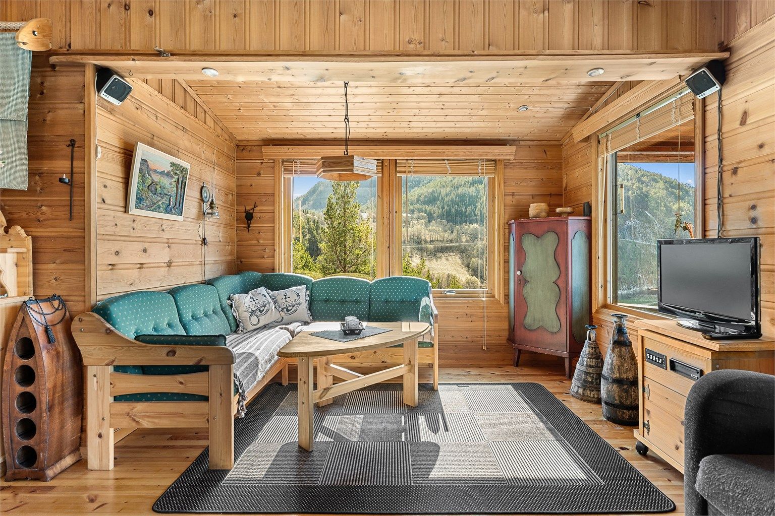 Hyggelig sofakrok med utsikt – perfekt for avslapning etter en dag ute i naturen.