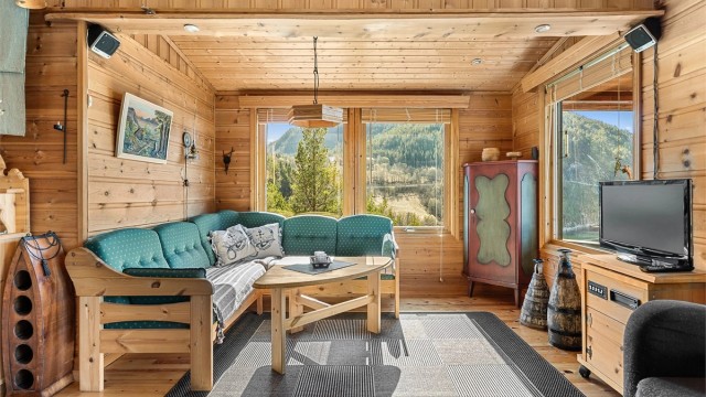 Hyggelig sofakrok med utsikt – perfekt for avslapning etter en dag ute i naturen.