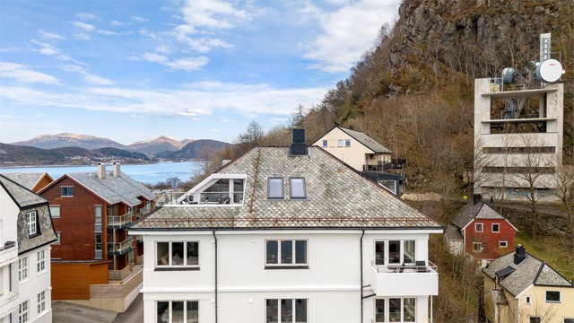 Bygget har et klassisk valmtak i trekonstruksjon, tekket med skiferstein.