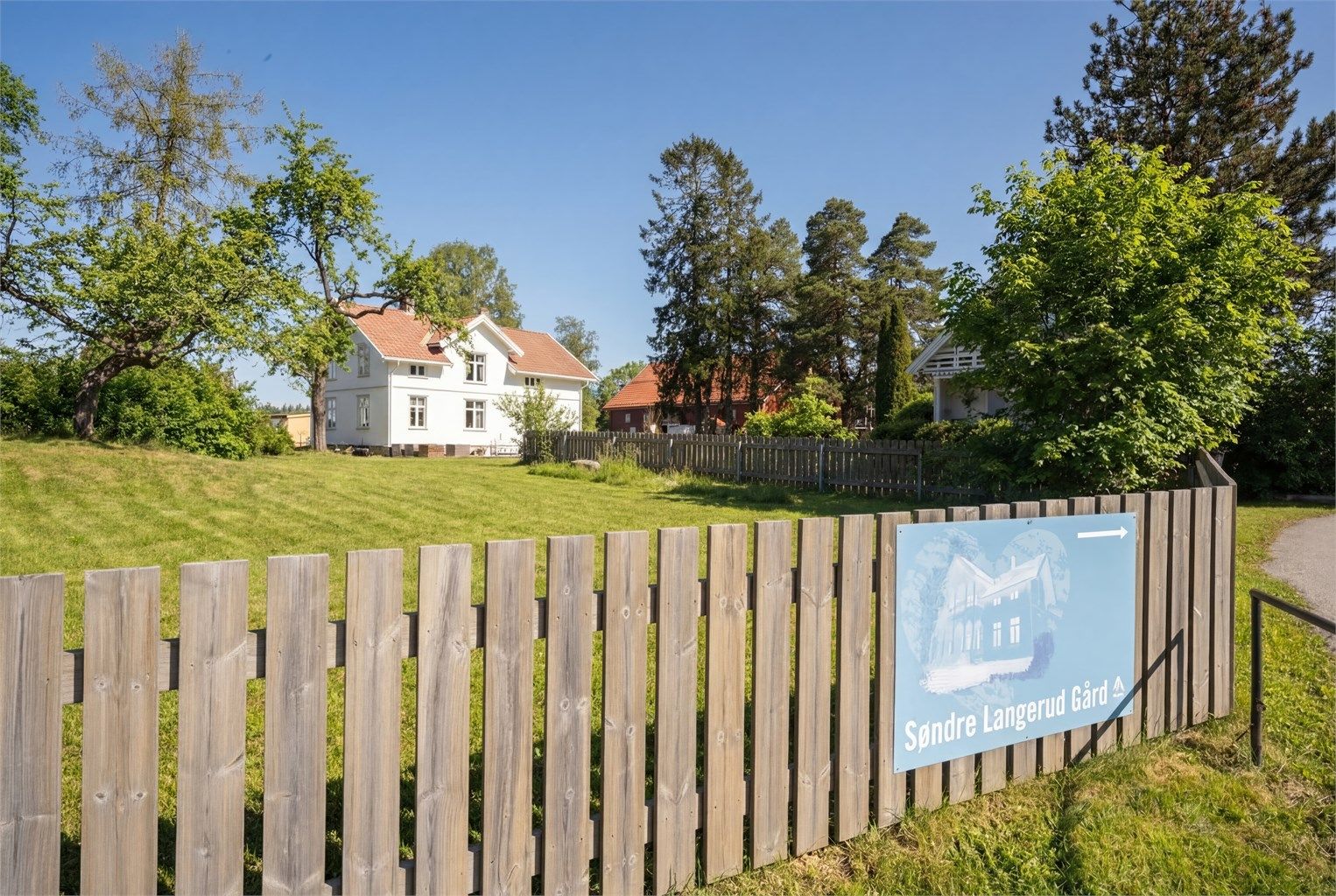 Nærområdet byr på landlige og historiske omgivelser, som her ved Søndre Langerud Gård.