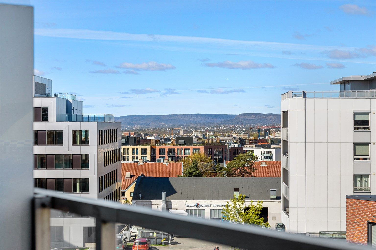 Balkong-utsikt mot Oslo vest og Kolsåstoppen i det fjerne 