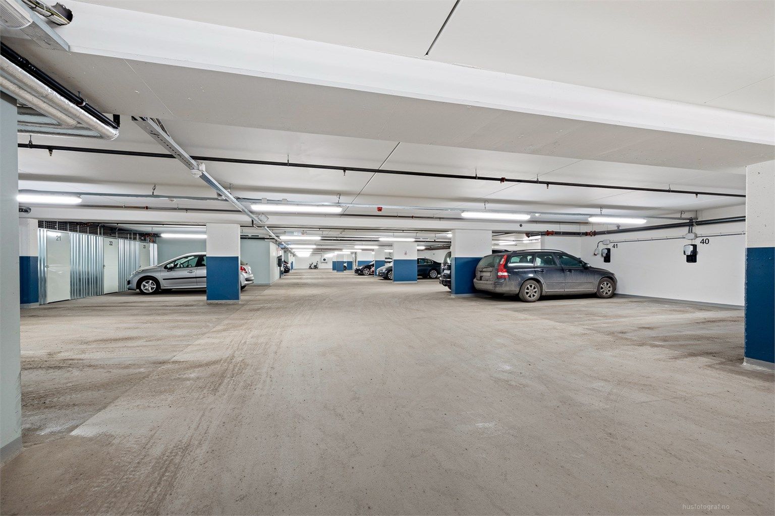 Medfølgende parkeringsplass på 16 kvm (nr. 52 iflg. selger) i felles garasjeanlegg.