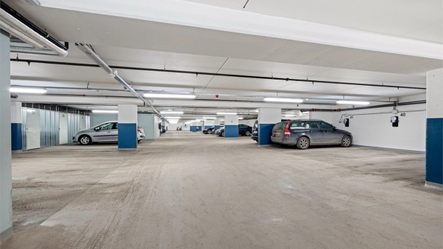 Medfølgende parkeringsplass på 16 kvm (nr. 52 iflg. selger) i felles garasjeanlegg.