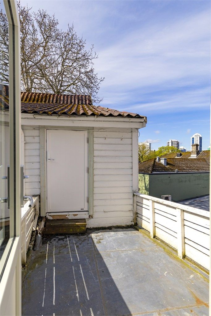 Utgang til en uteplass fra badet. Uteplassen deles med 2. etasje i annekset.