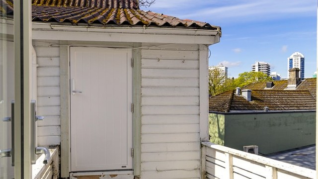 Utgang til en uteplass fra badet. Uteplassen deles med 2. etasje i annekset.