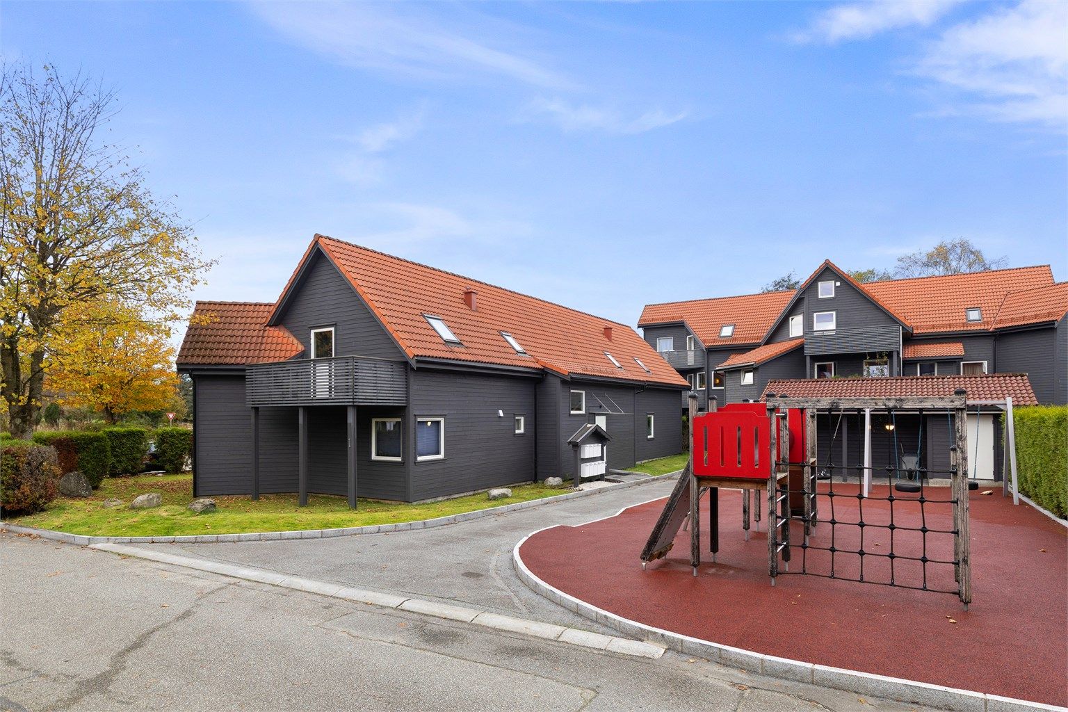 Fellesarealene er opparbeidet med plen, beplantning, internveier og lekeplass.